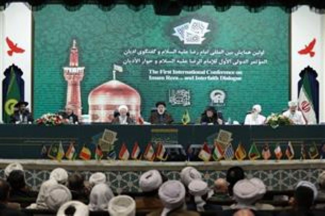 نخستین همایش بین المللی امام رضا (ع) و گفتگوی ادیان امروز با حضور علما و اندیشمندان مذهبی از نقاط مختلف جهان در حرم منور رضوی آغاز به کار کرد.   