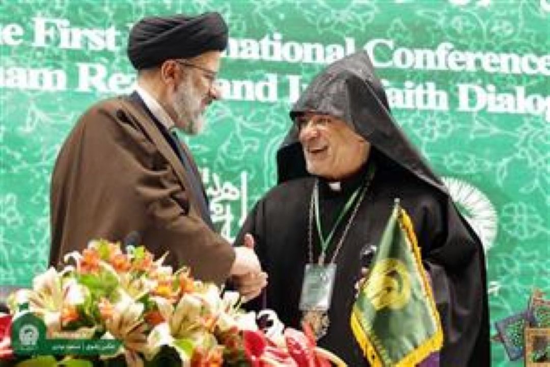 اختتامیه نخستین همایش بین المللی امام رضا(ع) و گفتگوی ادیان فردا در حرم نورانی امام هشتم(ع) 