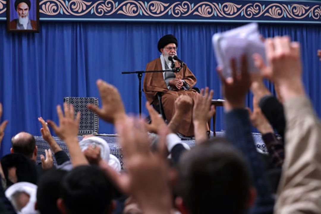 رهبر معظم انقلاب در دیدار هزاران نفر از مردم آذربایجان شرقی: امریكا در حال ضعیف‌تر شدن است 
