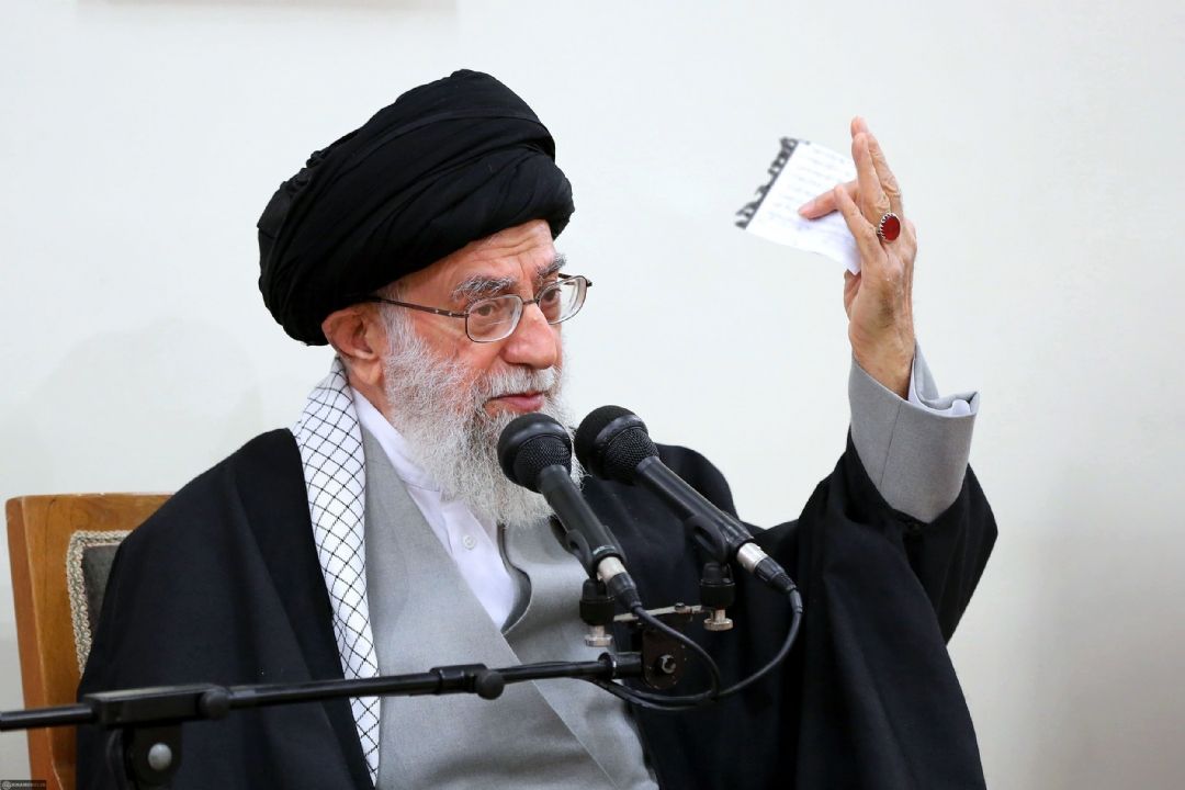 مرزبندی با دشمن بسیار لازم است/ افراد در داخل دشمنی نكنند