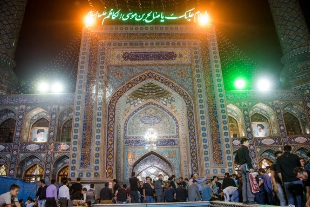 برخی آرزومندان زیارت امام رضا(ع) که نمی توانند به مشهد مقدس برای زیارت بیایند.با زیارت امامزادگان گرانقدر دلتنگی خود را با امامشان در میان می گذارند
