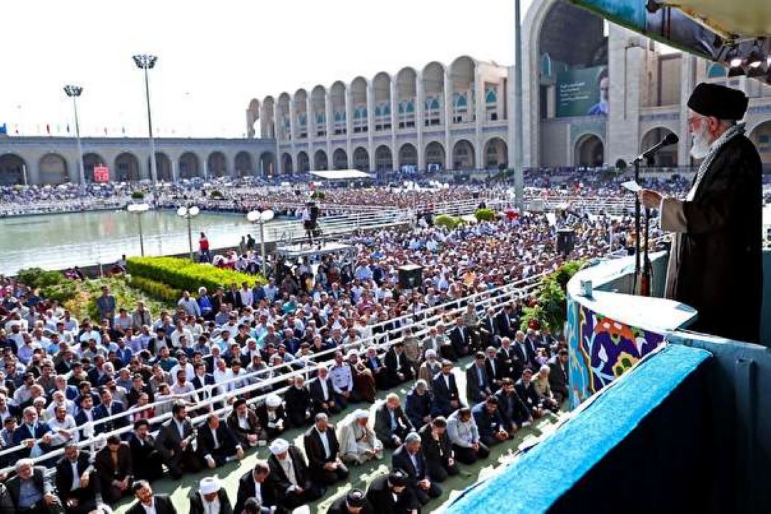  اقامه نماز عید فطر به امامت رهبر انقلاب 