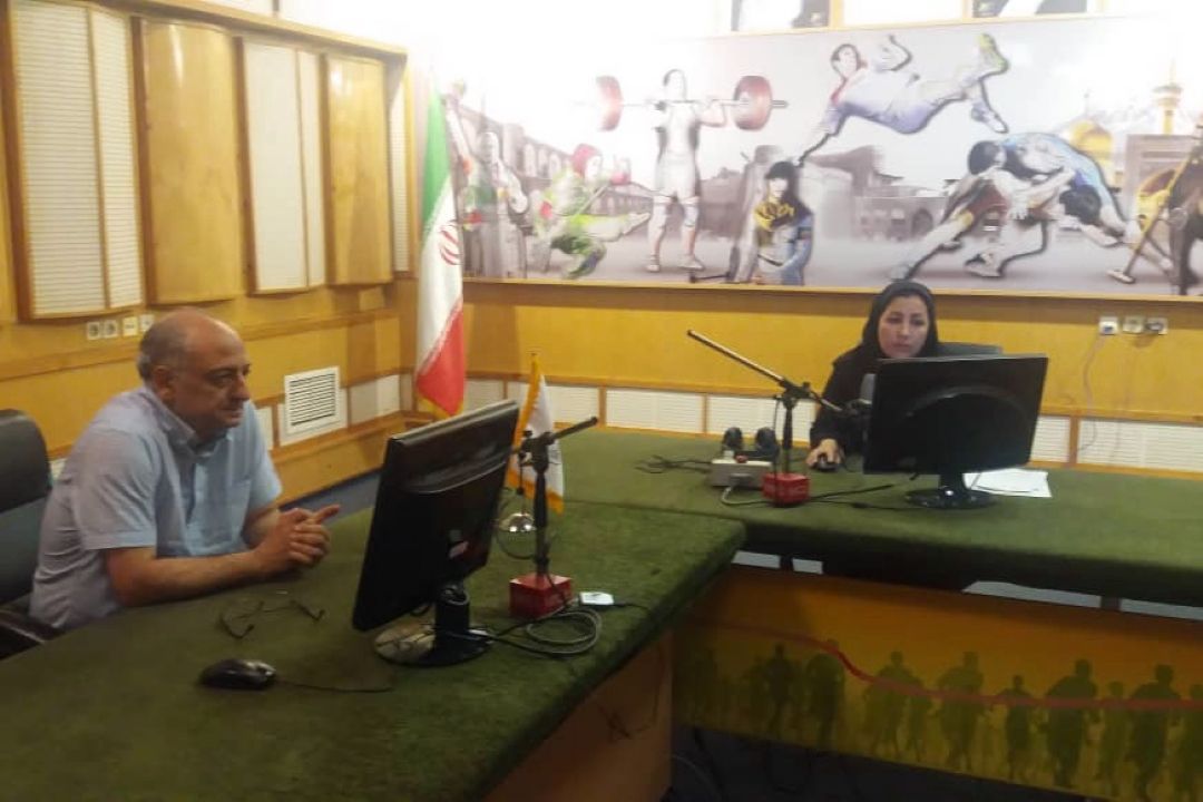 سرمربی تیم والیبال نشسته در استودیو گپ آهنگ