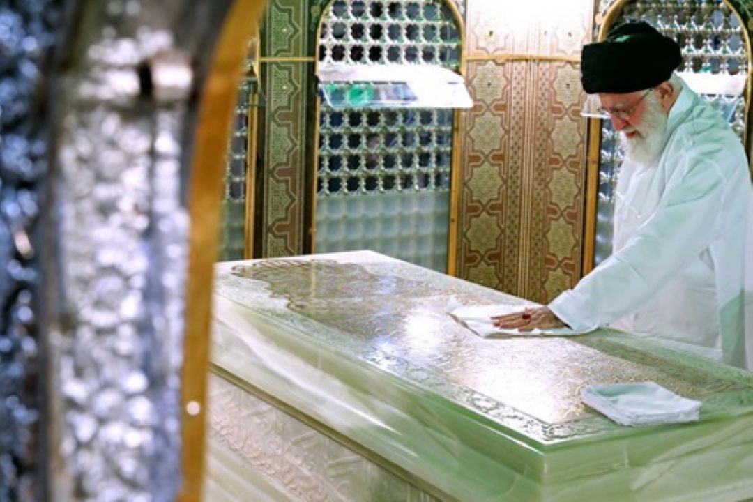 غبارروبی مضجع‌ مطهر امام‌ رضا(ع) باحضور رهبر انقلاب