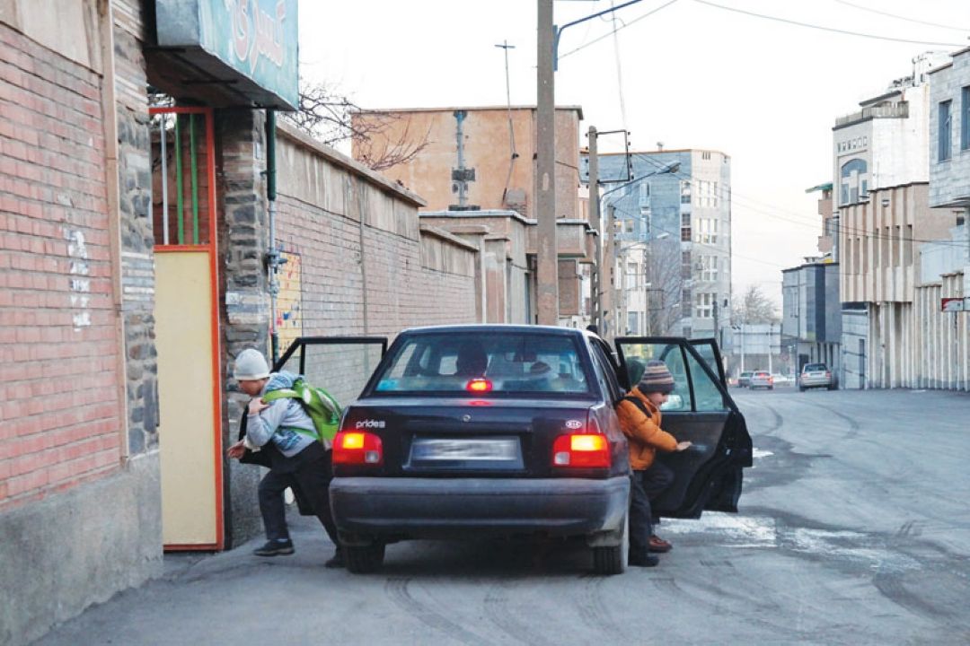 دانش آموزان سوار اتومبیل های شخصی و غیرمجاز نشوند