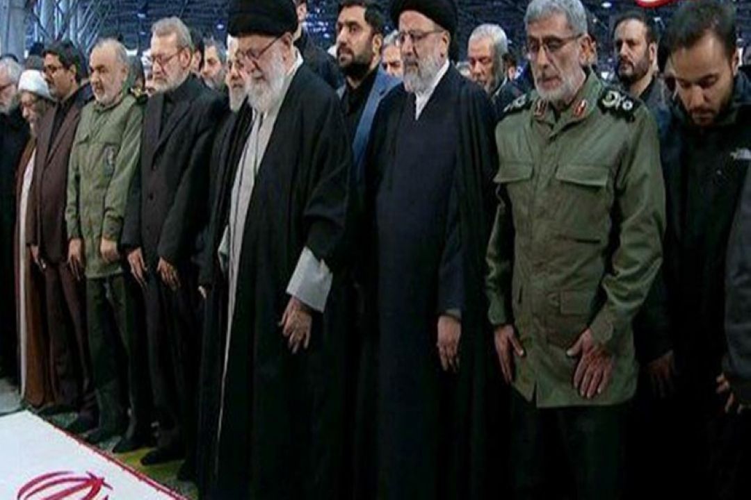 رهبرمعظم انقلاب اسلامی بر پیكر سپهبد قاسم سلیمانی و دیگر شهدای مقاومت نماز اقامه كردند.