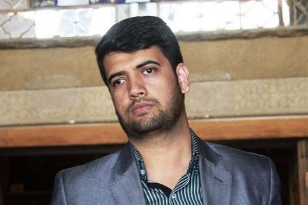 رزمندگان با سلاح و شاعران با قلم علیه ستمگران می جنگند