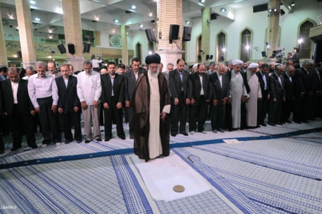 اقامه نماز جماعت ظهر و عصر به امامت رهبر انقلاب در حسینیه امام خمینی(ره) 