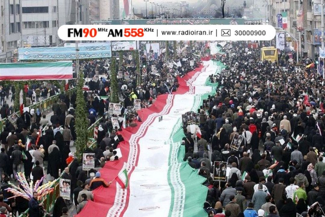 عكس سپهبد شهید سلیمانی در دستان مردم تهران