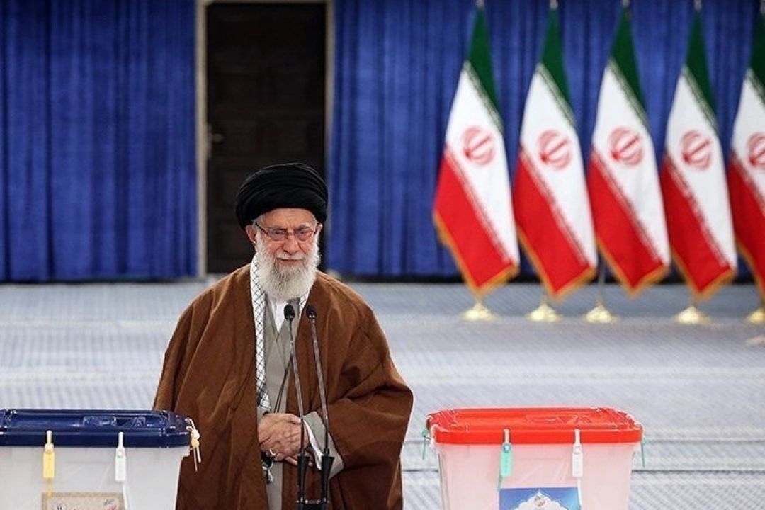 رهبر معظم انقلاب اسلامی در اولین دقایق آغاز رأی‌گیری یازدهمین دوره انتخابات مجلس شورای اسلامی و اولین میان‌دوره‌ای پنجمین دوره مجلس خبرگان رهبری