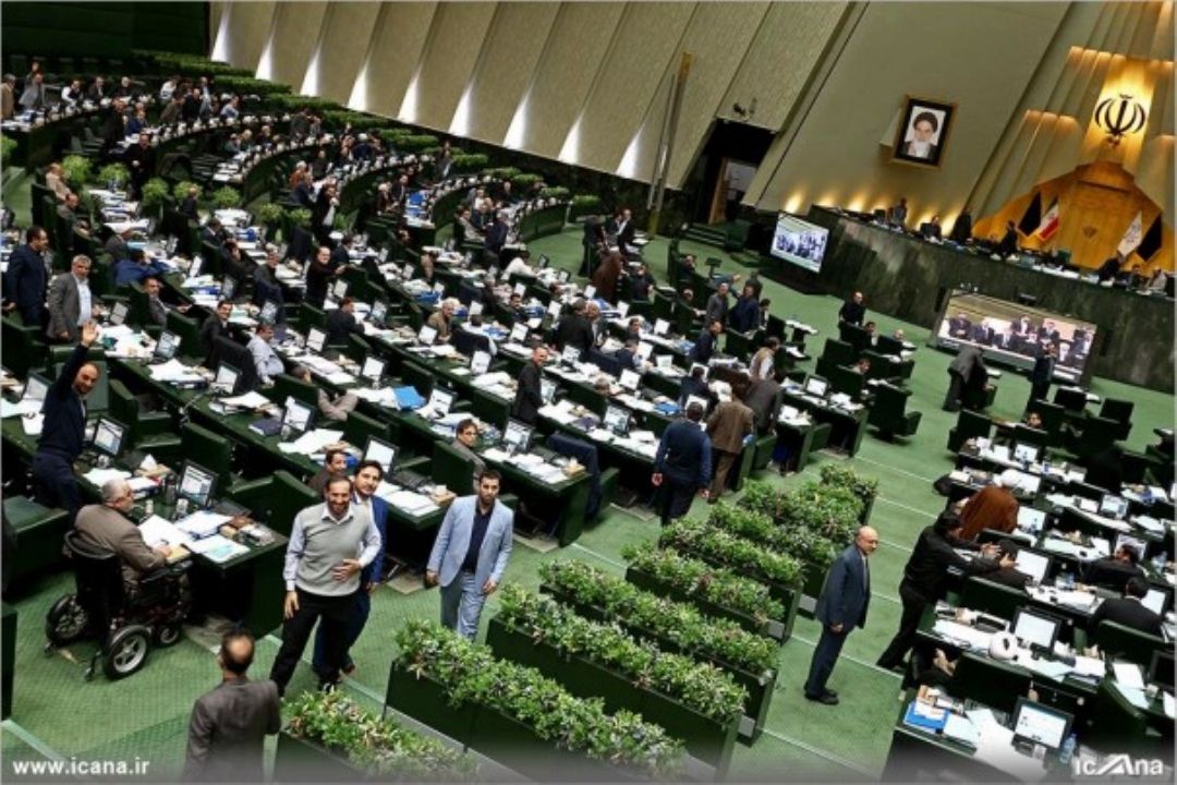 تا دقایقی دیگر در صحن علنی انجام می‌شود؛ انتخاب رئیس و اعضای هیئت رئیسه مجلس برای سال 96