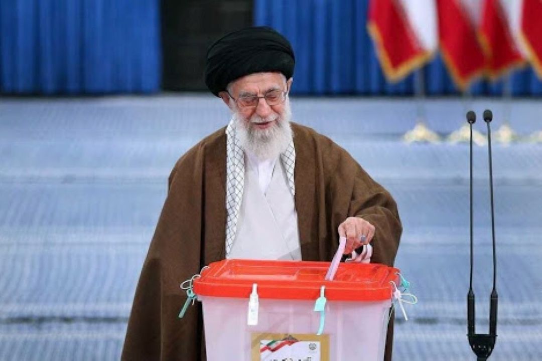 رهبر معظم انقلاب پس از شركت در انتخابات؛ انتخابات متضمن منافع ملی است