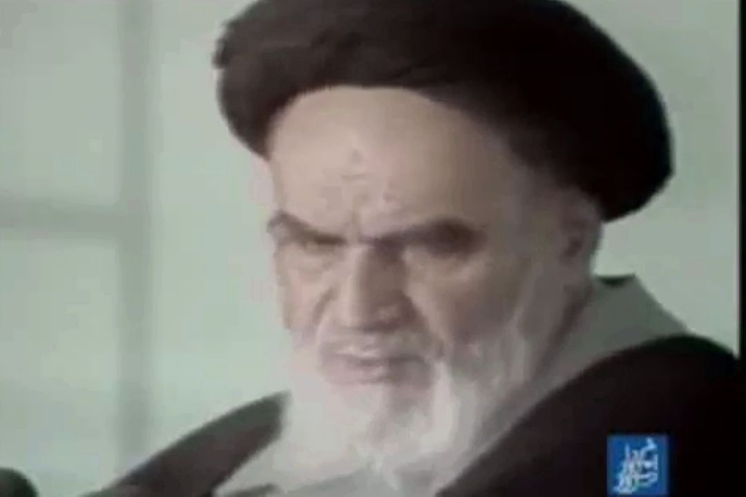 امام خمینی(ره):«یك نفر را مثل آقای خامنه‌ای پیدا بكنید كه متعهد به اسلام باشد وخدمتگزار،و بنای قلبی اش براین باشدكه به این ملت خدمت كند، پیدا نمیكنید»