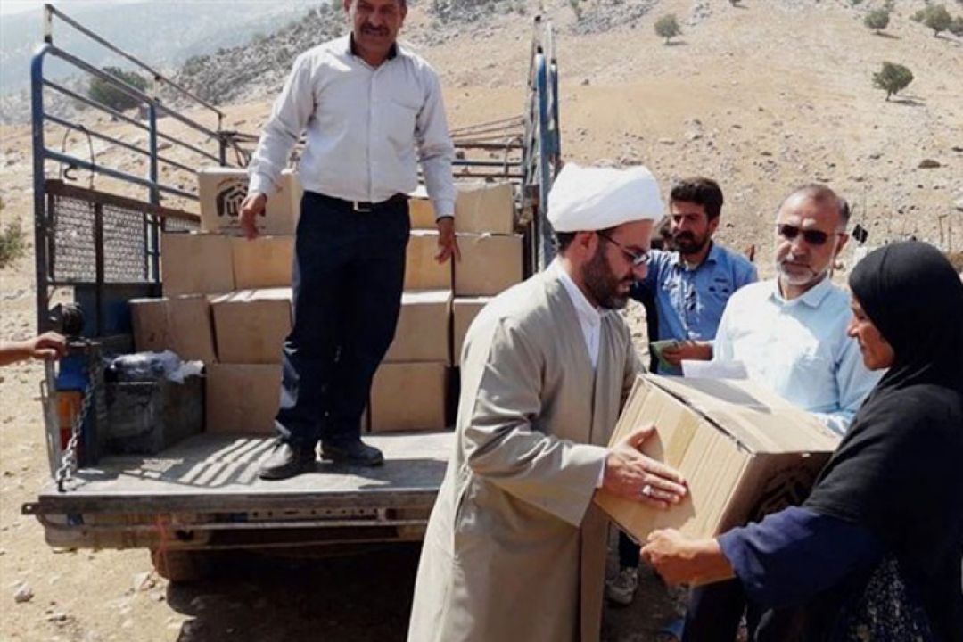 ستاد اجرایی فرمان حضرت امام هم  با راه اندازی رزمایش ملی احسان  یك میلیون بسته غذایی  بین نیازمندان توزیع می‌كند.