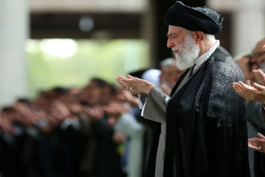 اقامه نماز عیدفطر به امامت رهبرانقلاب در مصلای امام خمینی(ره) 