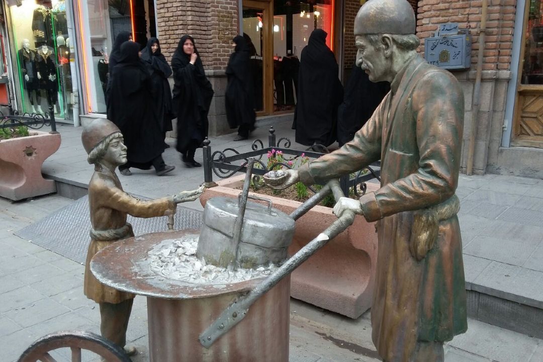 پای مجسمه‌سازی مدرن لنگ می‌زند		