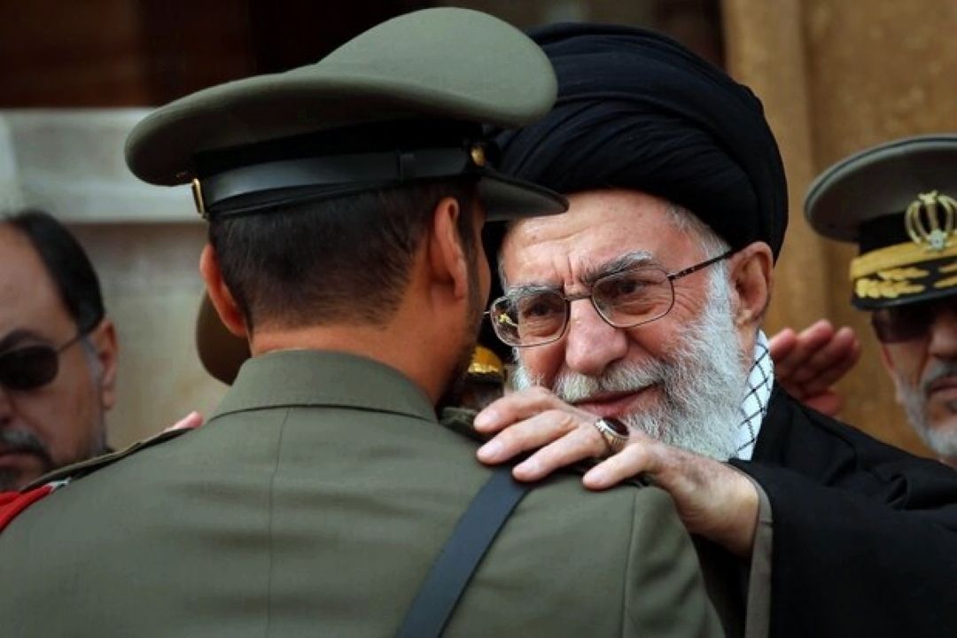 پرچم و نشان فداكاری به دانشگاه افسری امام علی(ع) ارتش اهدا می‌شود