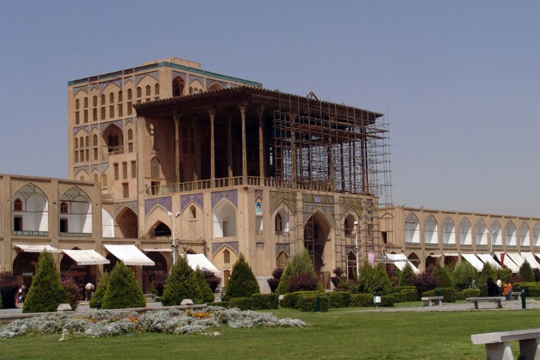 بررسی رنگی كردن برخی از آثار تاریخی اصفهان در كافه هنر