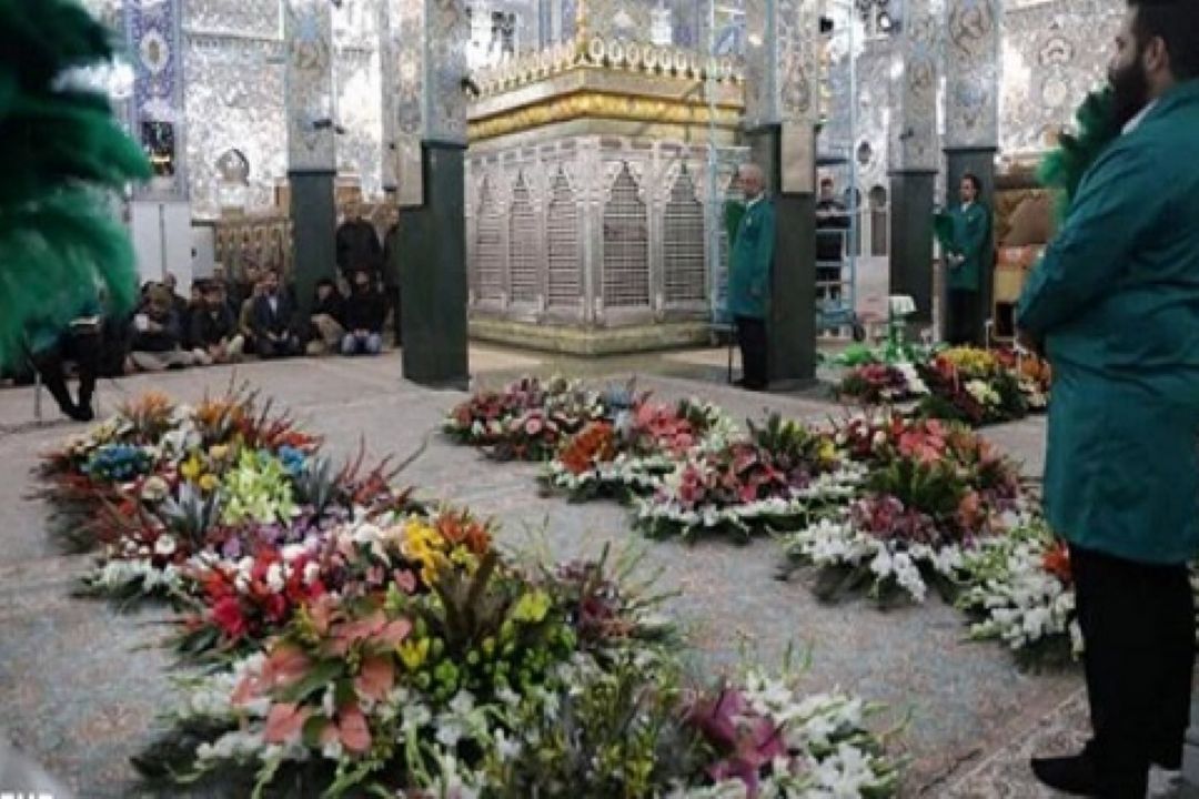 گل‌آرایی حرم حضرت زینب(س) توسط خادمان حرم رضوی