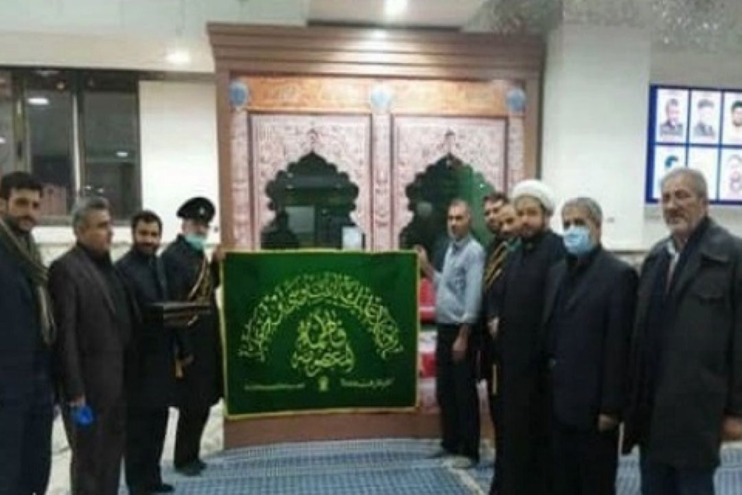 نصب پرچم حرم حضرت معصومه(س) در منزل شهید سردار سلیمانی