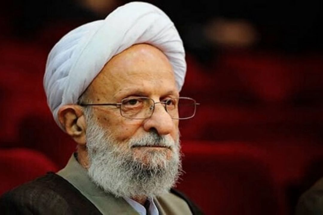 ورود پیکر آیت‌الله مصباح یزدی برای طواف در بارگاه رضوی