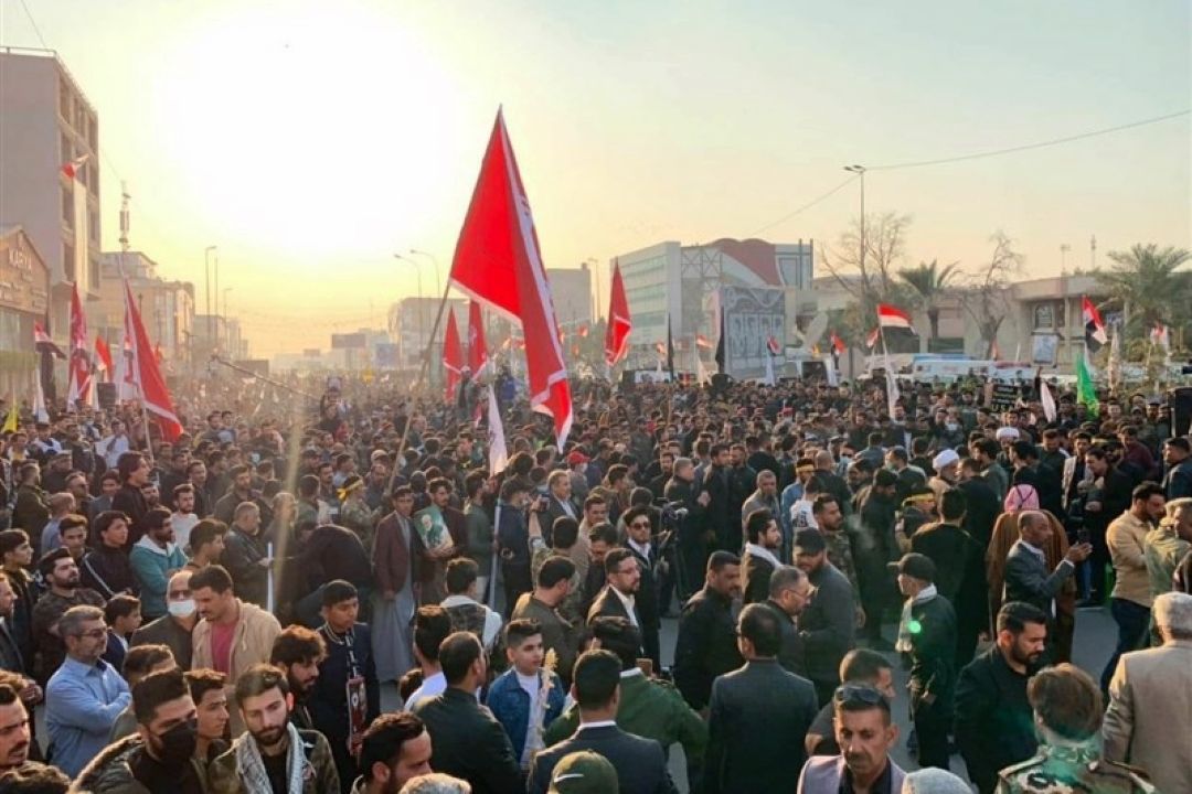 حضور گسترده مردم بصره در مراسم بزرگداشت شهیدان سلیمانی و المهندس/ فریاد «انتقام انتقام» در جنوب عراق طنین‌انداز شد