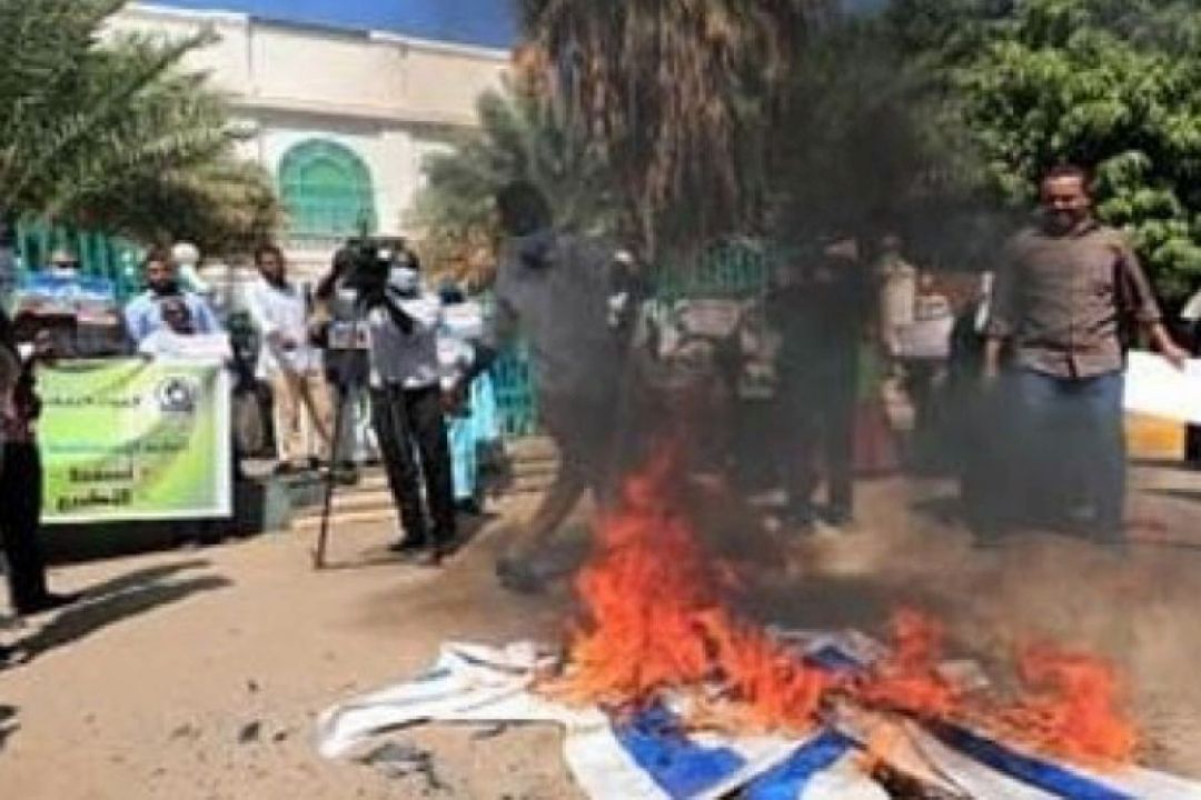 مردم سودان پرچم رژیم صهیونیستی آتش زدند