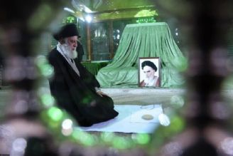 رهبر انقلاب در مرقد امام خمینی(ره) و گلزار شهدا حضور یافتند
