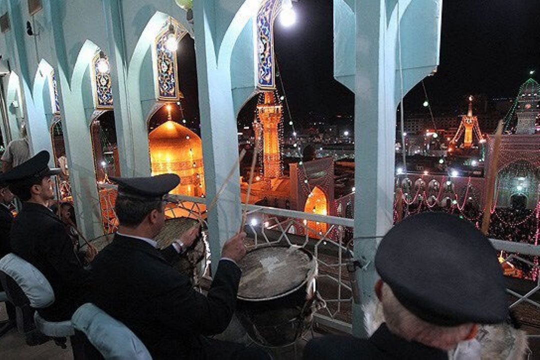 نقاره‌زنی در حرم مطهر رضوی به مناسبت لحظه ورود امام خمینی(ره) به ایران