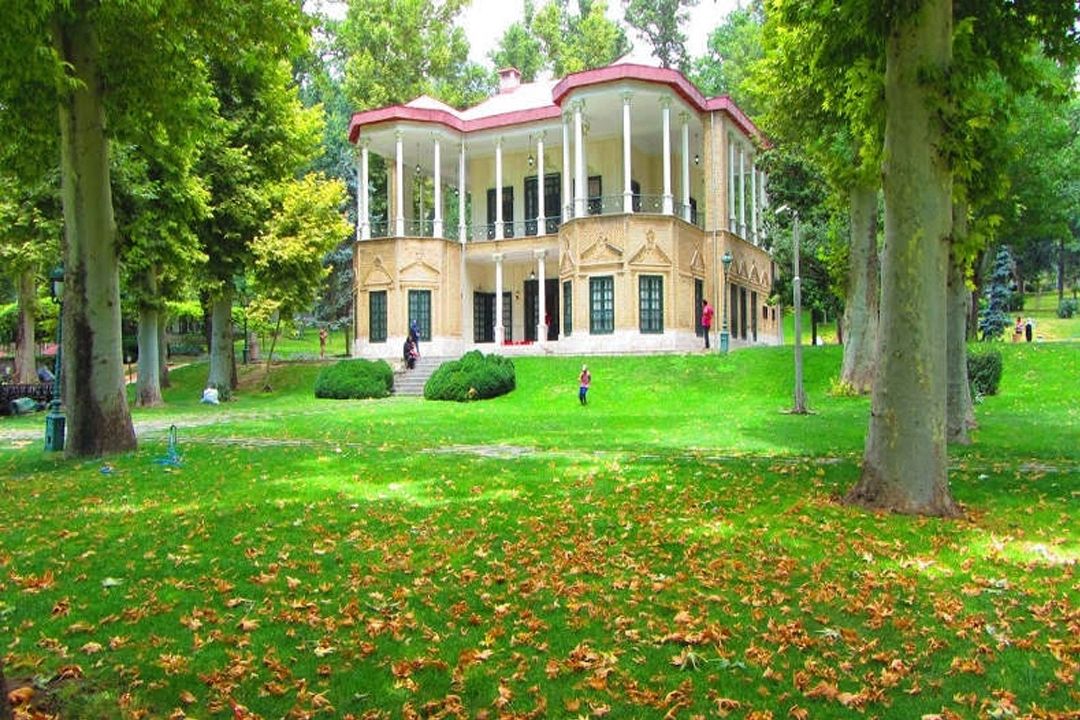 با در رادیو تهران در كاخ موزه نیاوران