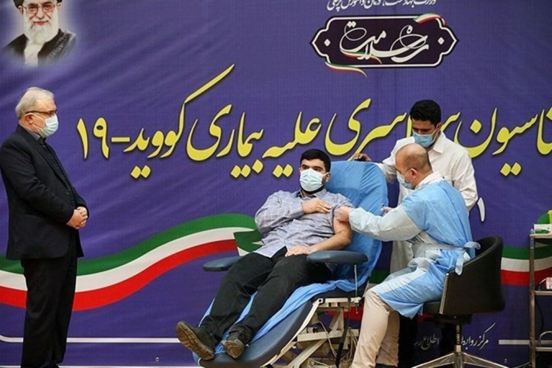 تهران|‌مراسم واكسیناسیون علیه كرونا/ فرزند وزیر بهداشت اولین دریافت‌كننده واكسن 