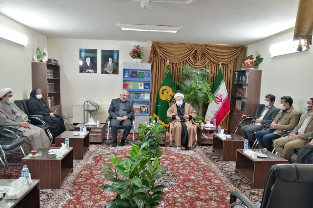 دیدار مدیران شبكه رادیویی سراسری زیارت با امام جمعه موقت تهران در حرم امام رضا(ع)
