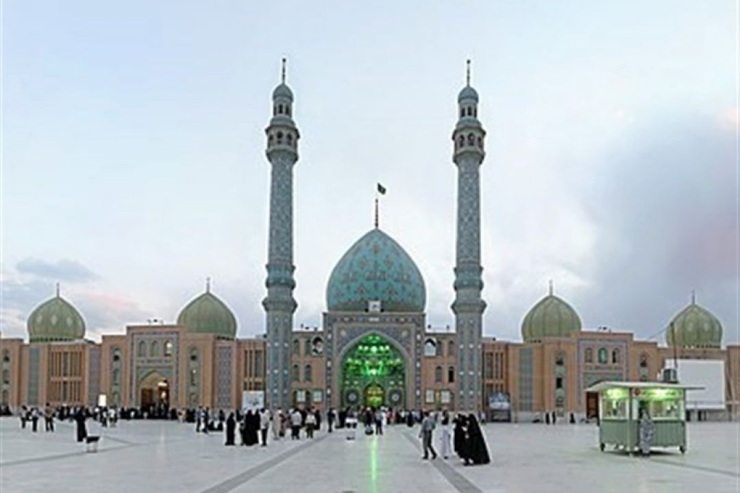 مسجد مقدس جمكران سالانه میزبان چند میلیون زائر و نمازگزار است؟