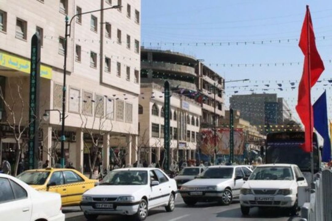 نصب بیش از 200 ستون آذین بندی در محورهای منتهی به حرم مطهر رضوی