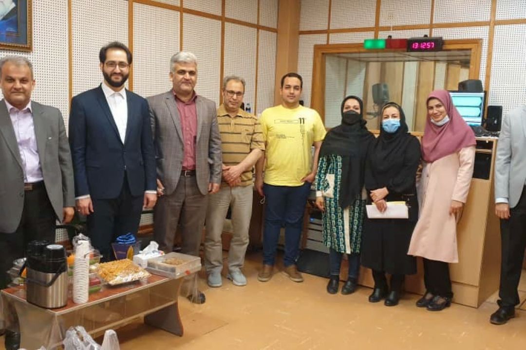 لحظه تحویل سال در كنار عوامل رادیو اقتصاد