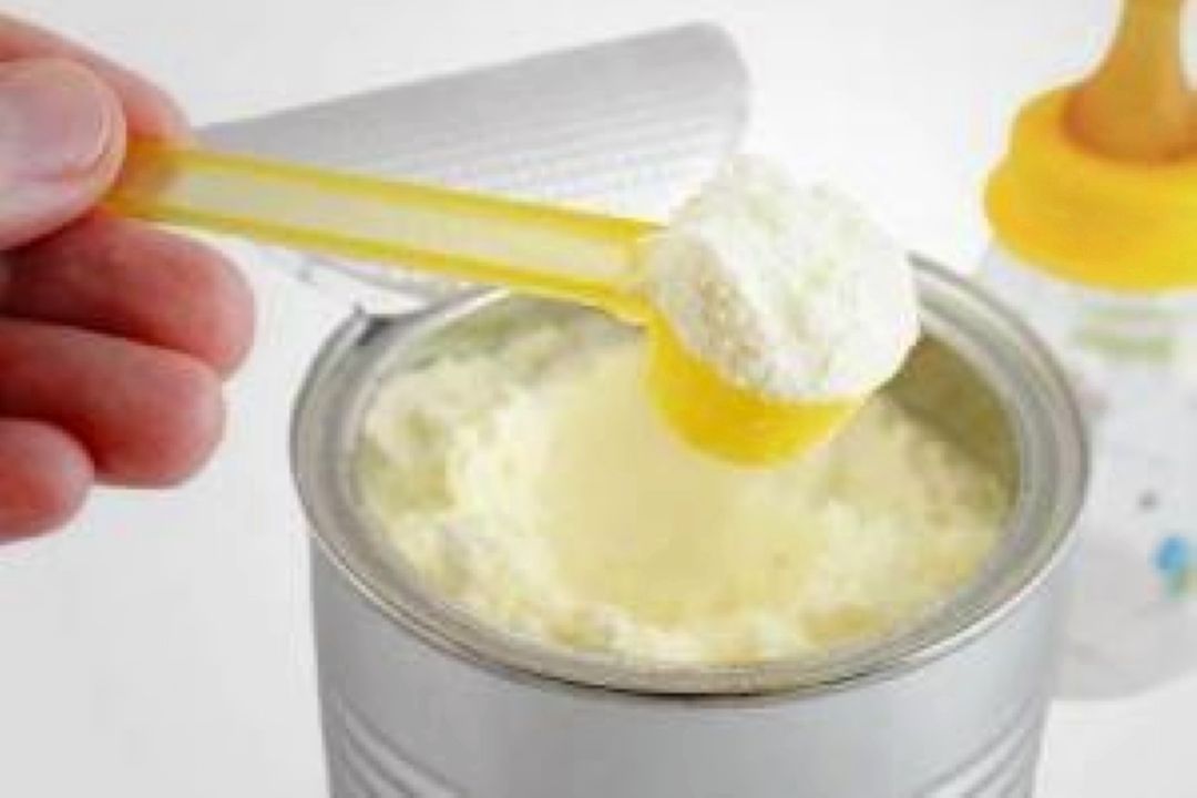 گلایه رئیس انجمن شیرخشك نوزاد از تاخیر در تخصیص ارز برای واردات مواد اولیه شیرخشك