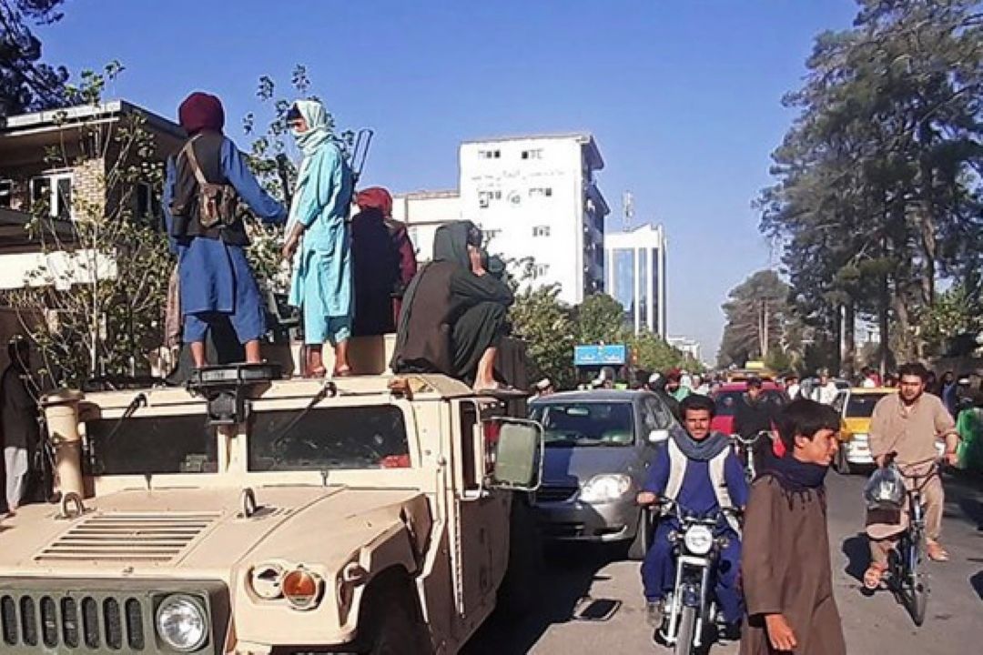 سی‌بی‌اس: طالبان با خودروهای زرهی آمریكایی به غنیمت گرفته در راه كابل است