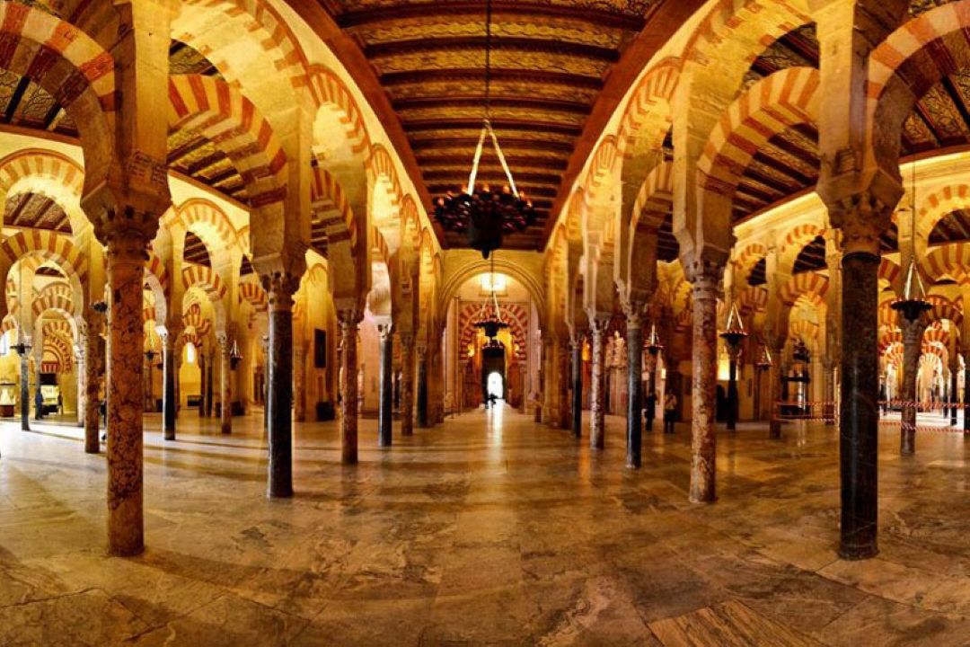 مسجد قرطبه از جمله بزرگ‌ترین و زیباترین مساجد اندلس