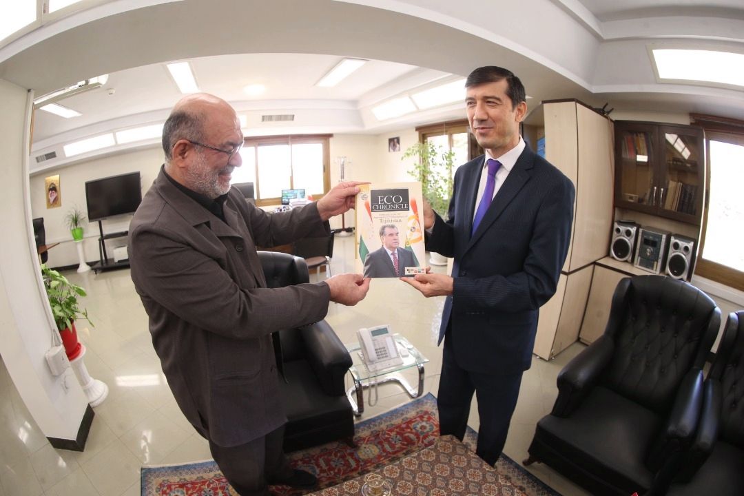 اهدا نشان كشور تاجیكستان به معاون صدای رسانه ملی