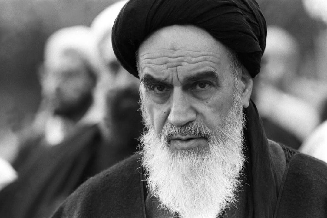 امام خمینی (ره): وقتی ملت از دولت جدا باشد، دیكتاتوری پیش می‌آید