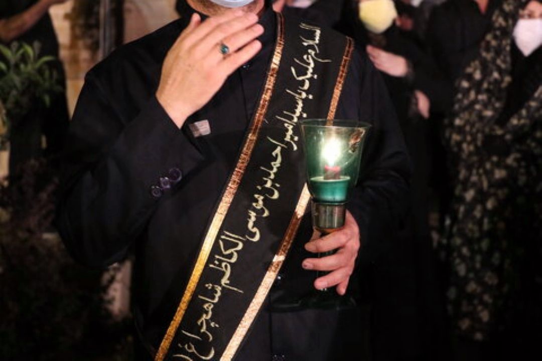 لاله گردانی خدام حرم شاهچراغ (ع) در سوگ شهادت امام رئوف