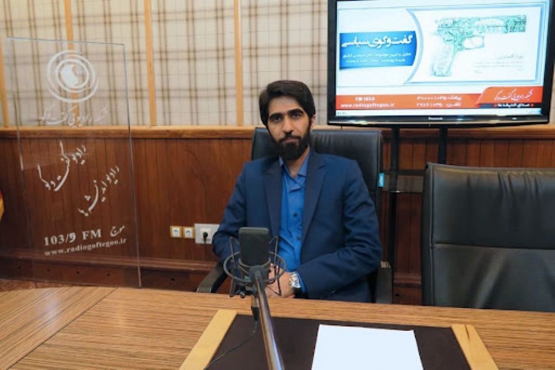 جامعه ایرانی موضوعات جدی را كه با آن سازگار نباشد تبدیل به طنز می‌كند