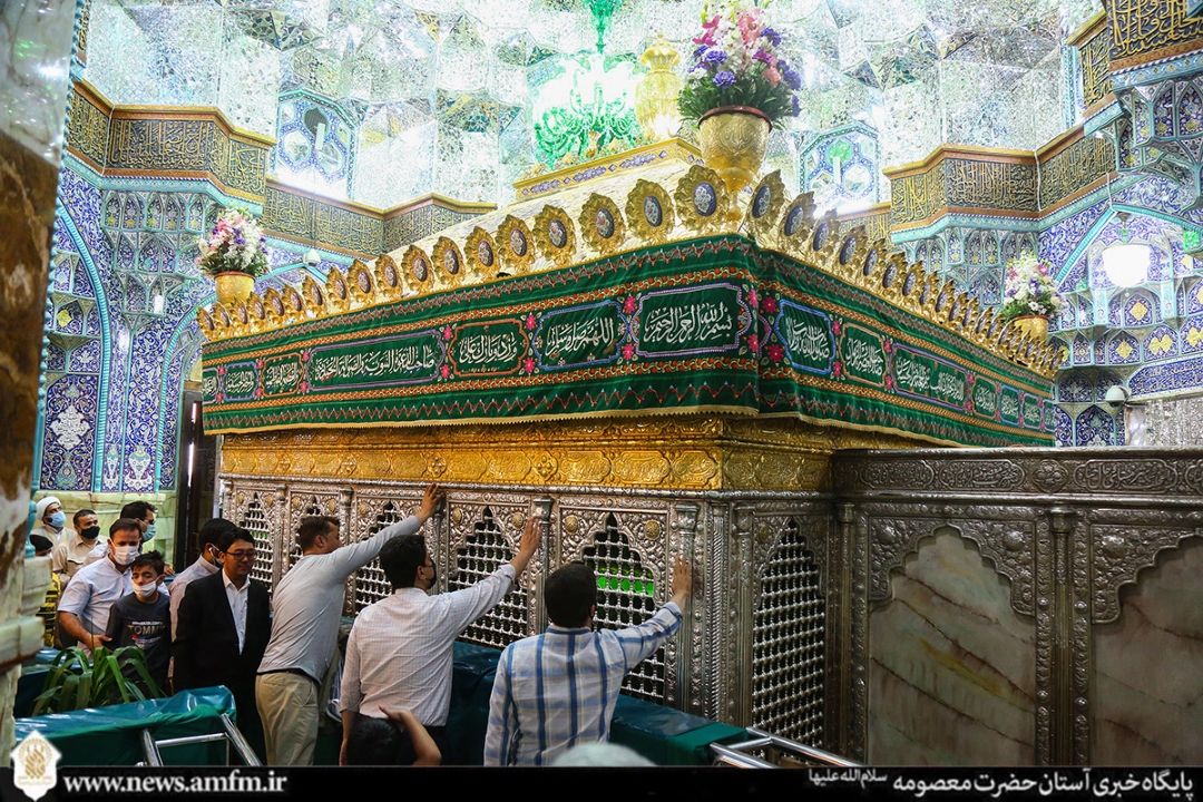 دسترسی زائران به ضریح حضرت معصومه(س) 