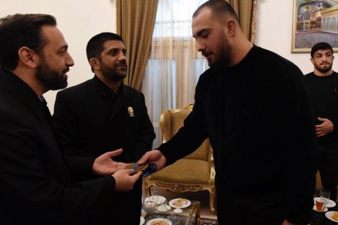 امیرحسین زارع مدال طلای جهانی خود را به موزه آستان قدس رضوی اهدا کرد
