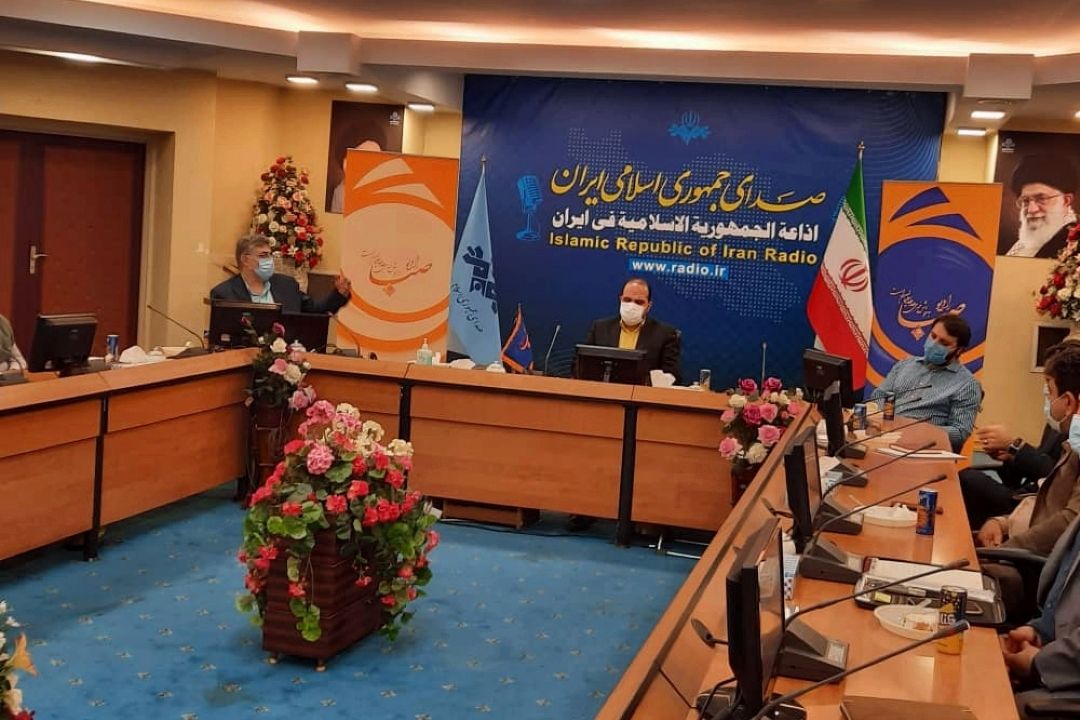 قائم مقام معاون صدا:رادیو اساسا رسانه ای گرم است و طنز گرمای آن را دوچندان می كند.