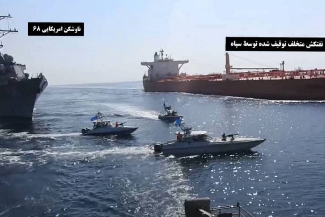 تصاویر عملیات برخورد پاسداران سپاه با ناوهای جنگی آمریكا و توقیف نفتكش