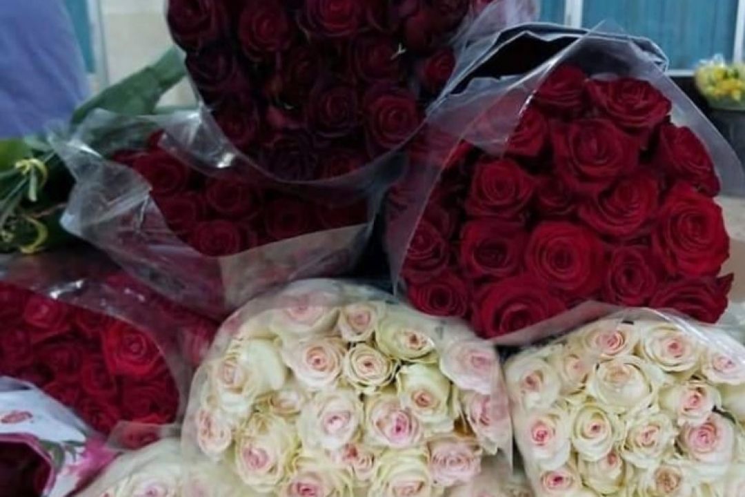 خادمان حرم رضوی 3 هزار شاخه گل به حرم حضرت زینب(س) ارسال كردند
