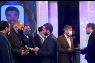 اهدای جوایز مسابقات سراسری قرآن كریم در مراسم اختتامیه این دوره از مسابقات توسط دكتر منصور قصری زاده