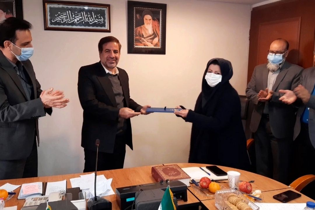 در اولین جشنواره فصلی رادیو ایران از عاطفه اقتداری تهیه كننده رادیو ایران تقدیر شد