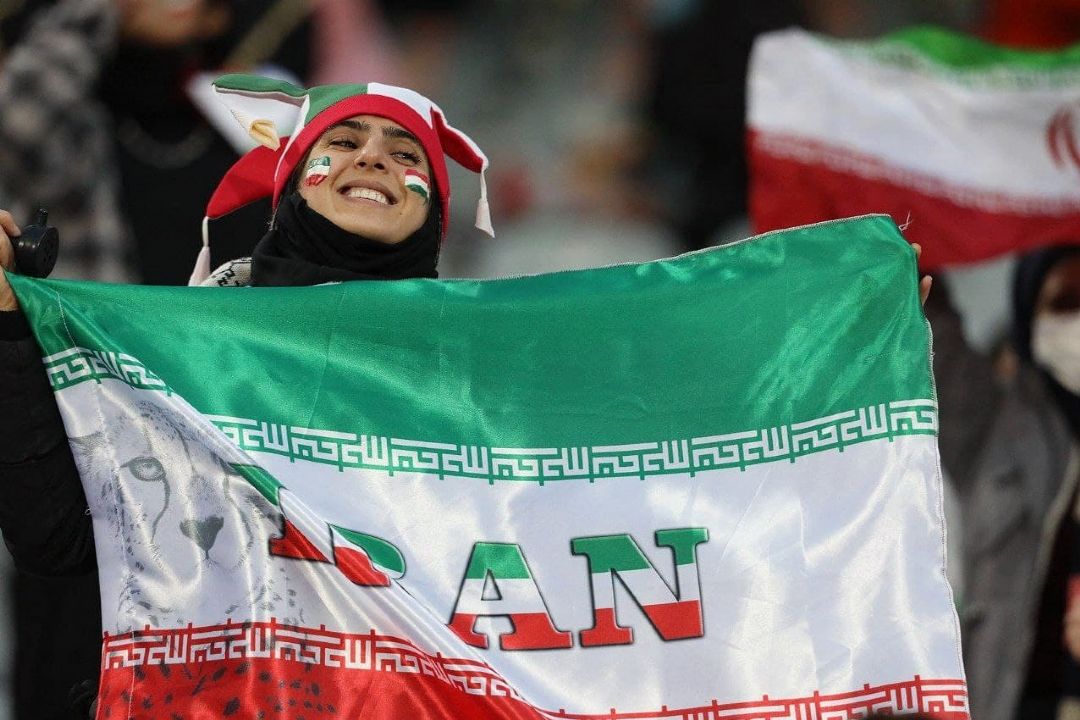 تغییر حال و هوای ورزشگاه آزادی با حضور بانوان در جریان دیدار ایران و عراق